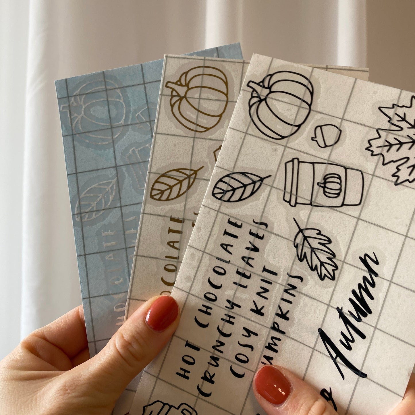 Herbstliche Vinyl-Sticker mit Blättern und Cozy-Motiven auf einer weißen Tasse – ideal zum Bekleben von Tassen, Gläsern oder Notizbüchern, im Herbst-Sale erhältlich.