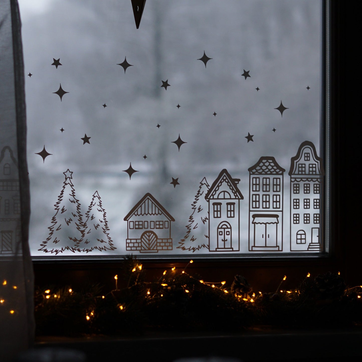 Fenstersticker Winterlandschaft – Weihnachtsdeko Fensterbild mit Häuserreihe, Sternen & Tannen. Skandinavische Winterdeko für dein Zuhause.