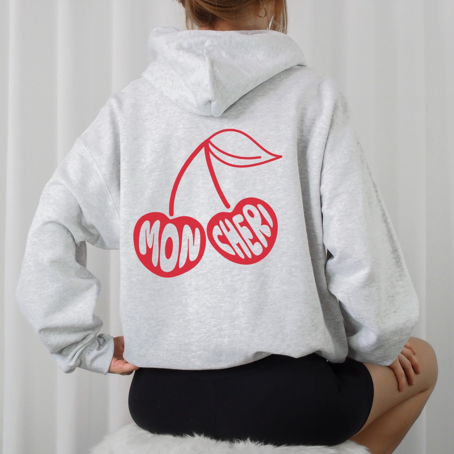 Digitale Plotterdatei mit minimalistischer Kirsche und Schriftzug „mon chéri“ – modernes Line Art Design für Shirts, Taschen & stylische DIY-Projekte.