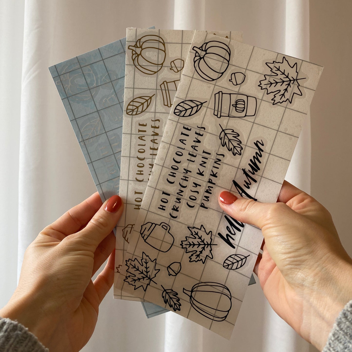 Herbstliche Vinyl-Sticker mit Blättern und Cozy-Motiven auf einer weißen Tasse – ideal zum Bekleben von Tassen, Gläsern oder Notizbüchern, im Herbst-Sale erhältlich.