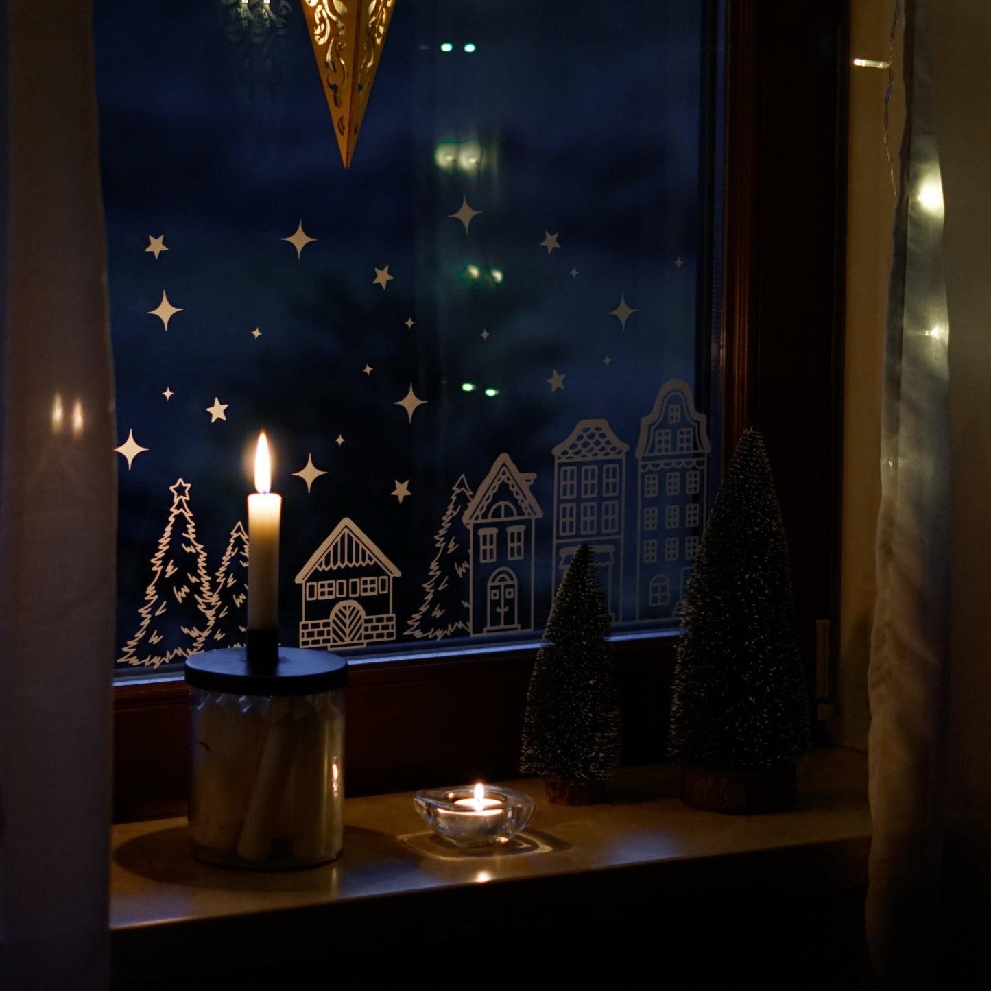Fenstersticker Winterlandschaft – Weihnachtsdeko Fensterbild mit Häuserreihe, Sternen & Tannen. Skandinavische Winterdeko für dein Zuhause.