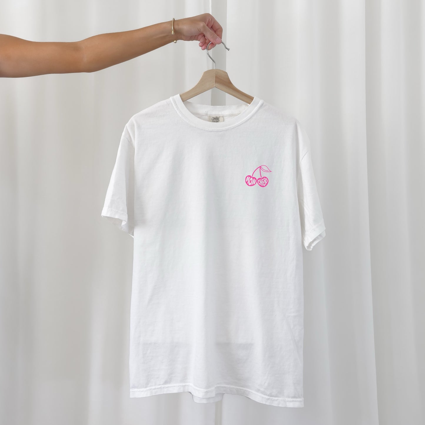 Fix & Fertiges Bügelbild „Mon Chéri“ – Eine Kirsche in knalligen Farben mit dem Schriftzug „Mon Chéri“. Perfekt für sommerliche Outfits und kreative DIY-Projekte zum Aufbügeln auf Textilien.