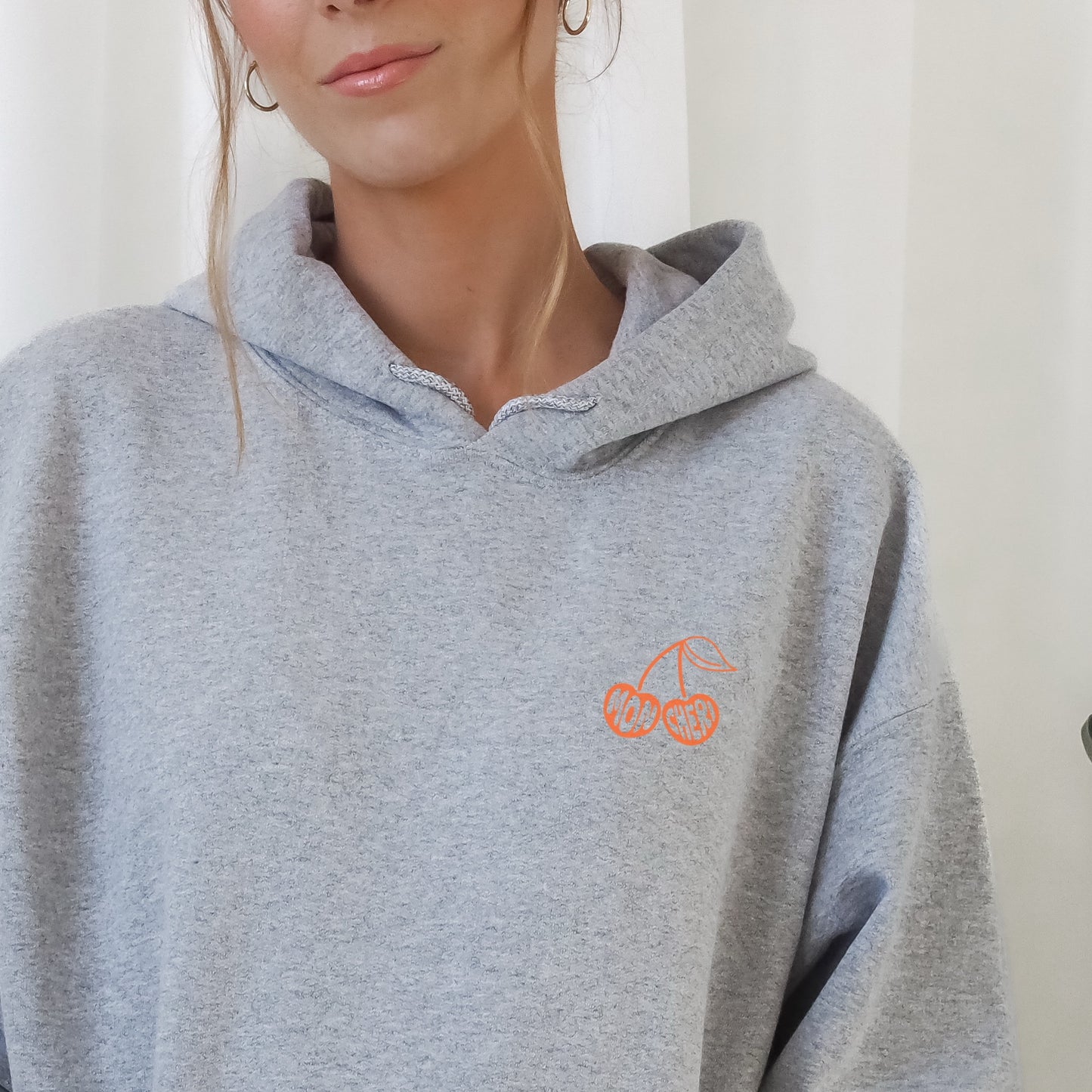 Fix & Fertiges Bügelbild „Mon Chéri“ – Eine Kirsche in knalligen Farben mit dem Schriftzug „Mon Chéri“. Perfekt für sommerliche Outfits und kreative DIY-Projekte zum Aufbügeln auf Textilien.