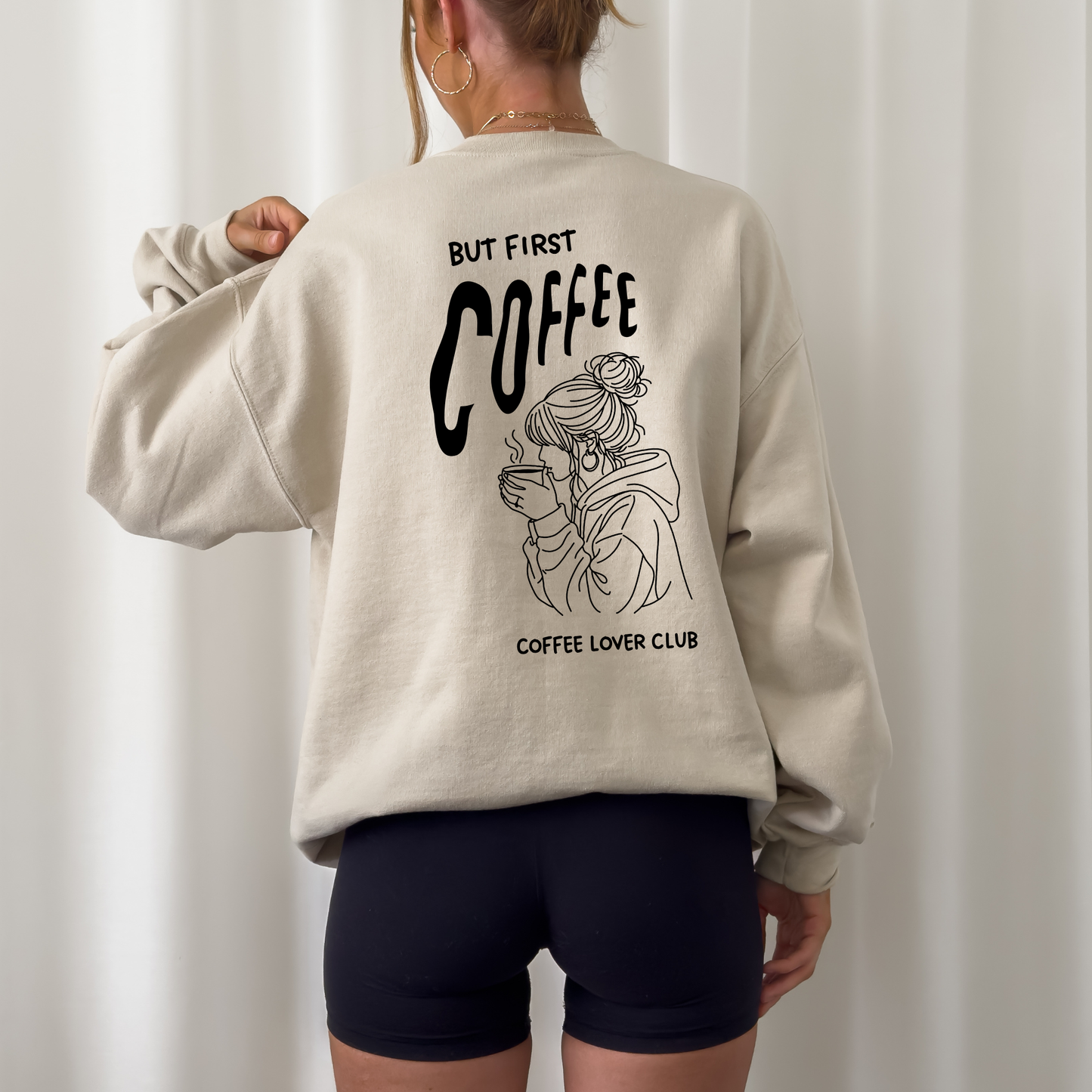 Plotterdatei „But First Coffee“ mit Line-Art Illustration einer Frau mit Kaffeetasse und Schriftzug „Coffee Lover Club“