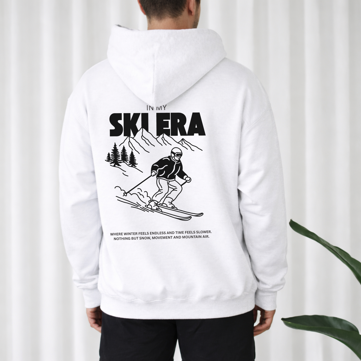 Minimalistischer Backprint mit Schriftzug „In my ski era“ – modernes Ski Plotterdesign für Winter-Shirts und Hoodies. Dezenter Frontprint „In my ski era“ – minimalistische Plotterdatei für Ski- und Winter-Styles