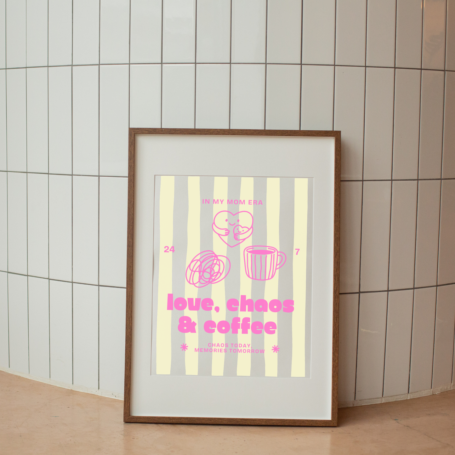 Plotterdatei „Love, Chaos & Coffee“ mit Schriftzug, Herz-Mama-Kind Motiv, Kaffee und abstrakten Elementen, Thema Mom Life, Front- & Backprint, SVG DXF PNG