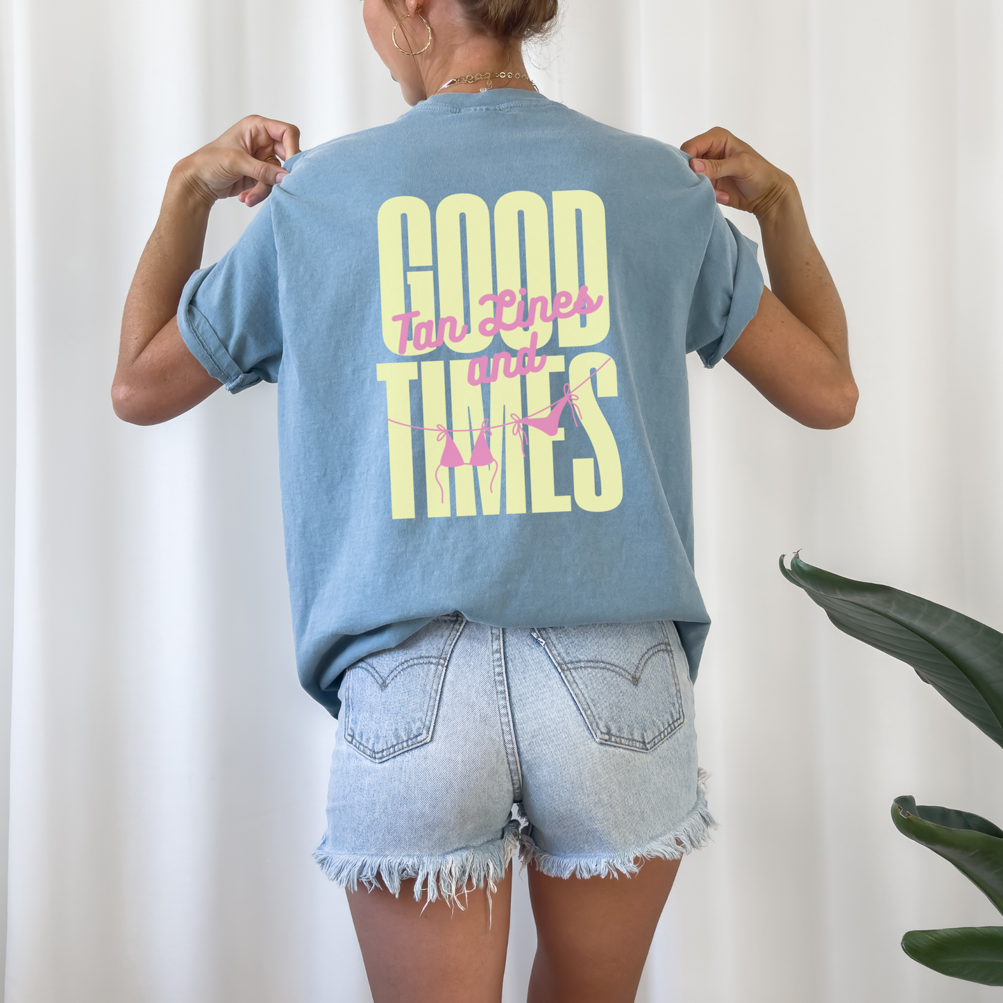 Plotterdatei „Tan Lines & Good Times“ mit sommerlichem Schriftzug und Bikini Line Art Motiv, Beach Vibes Design, SVG DXF PNG