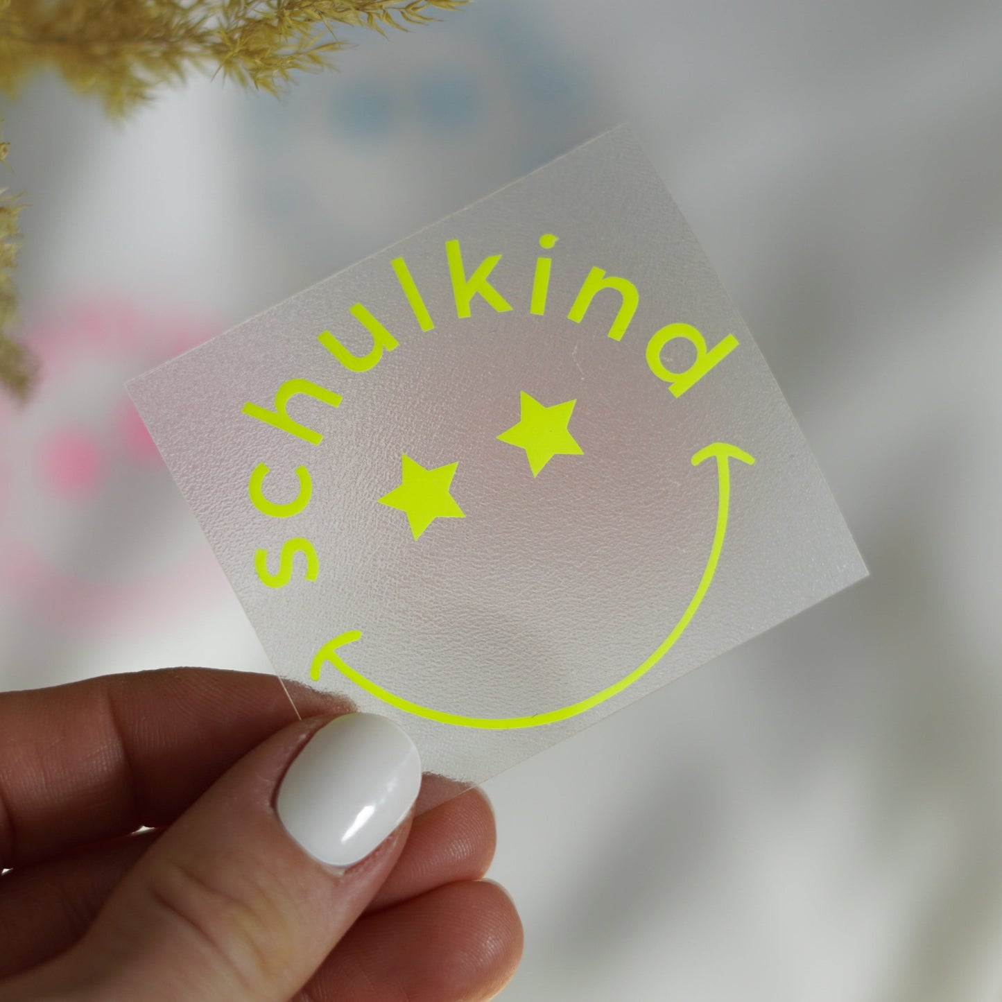 Neon Bügelbild – Schulkind mit lachendem Gesicht und Sternenaugen – leuchtendes Aufbügelmotiv für die Einschulung in Neon Pink, Gelb, Orange, Grün & Blau