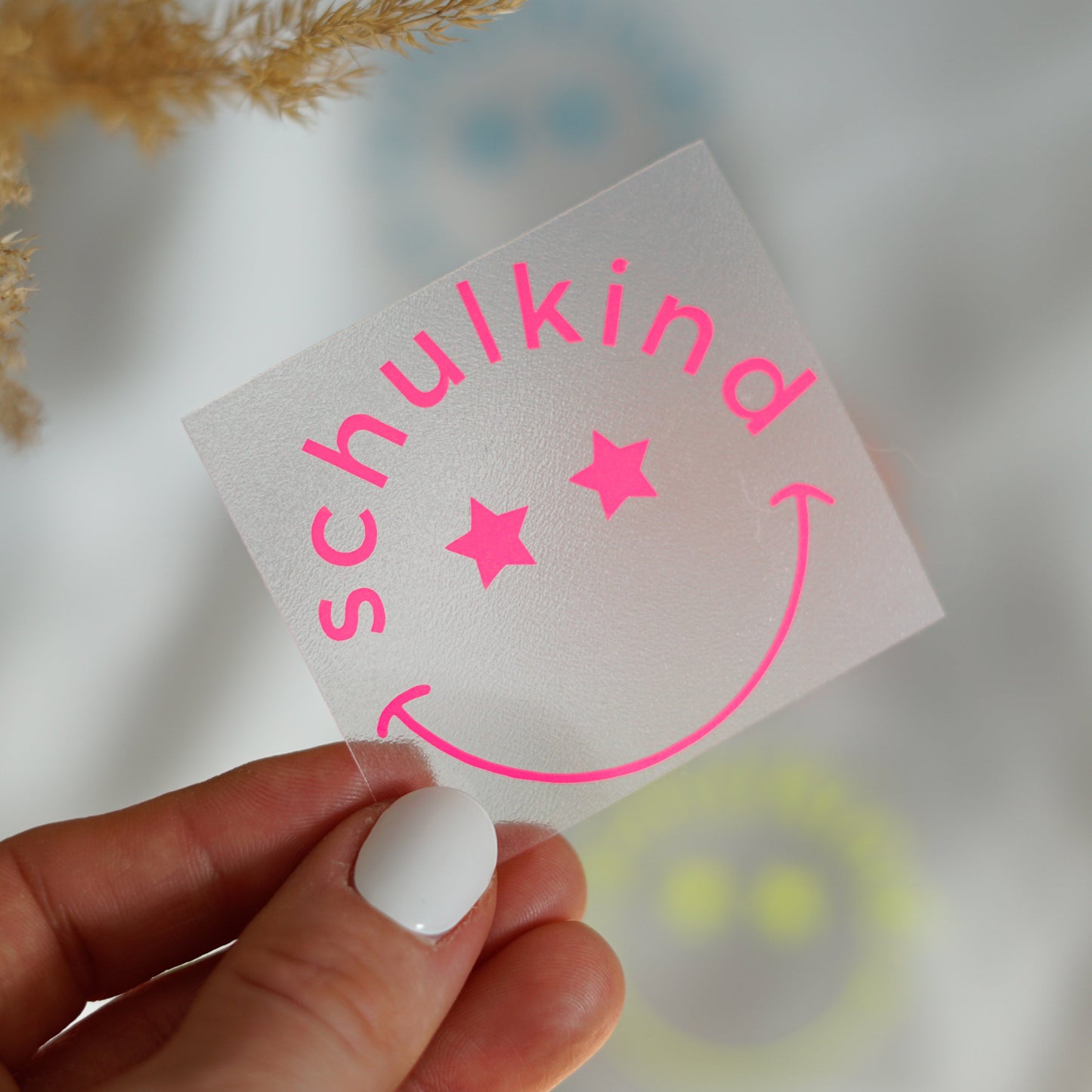 Neon Bügelbild – Schulkind mit lachendem Gesicht und Sternenaugen – leuchtendes Aufbügelmotiv für die Einschulung in Neon Pink, Gelb, Orange, Grün & Blau