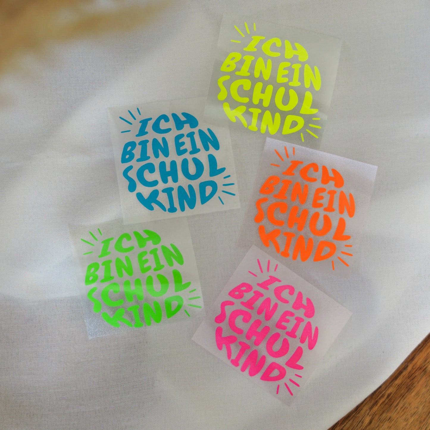 Buntes Bügelbild „Ich bin ein Schulkind“ in Neonfarben – Perfekt für den Schulanfang & DIY-Projekte