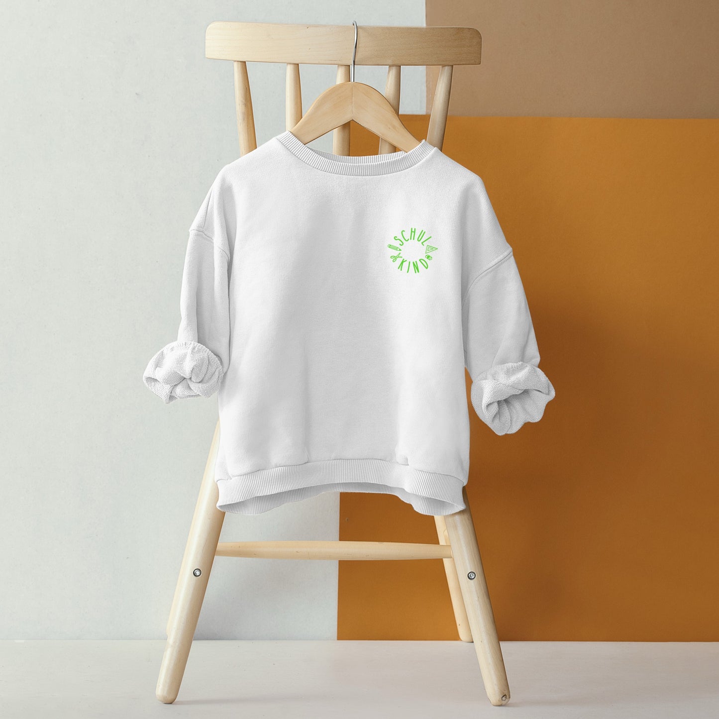 Handgemachtes Bügelbild „Schulkind“ mit bunten Schulutensilien wie Geodreieck, Stift und Radiergummi – ideal für den Schulstart.