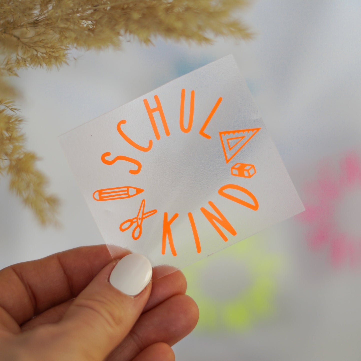 Handgemachtes Bügelbild „Schulkind“ mit bunten Schulutensilien wie Geodreieck, Stift und Radiergummi – ideal für den Schulstart.
