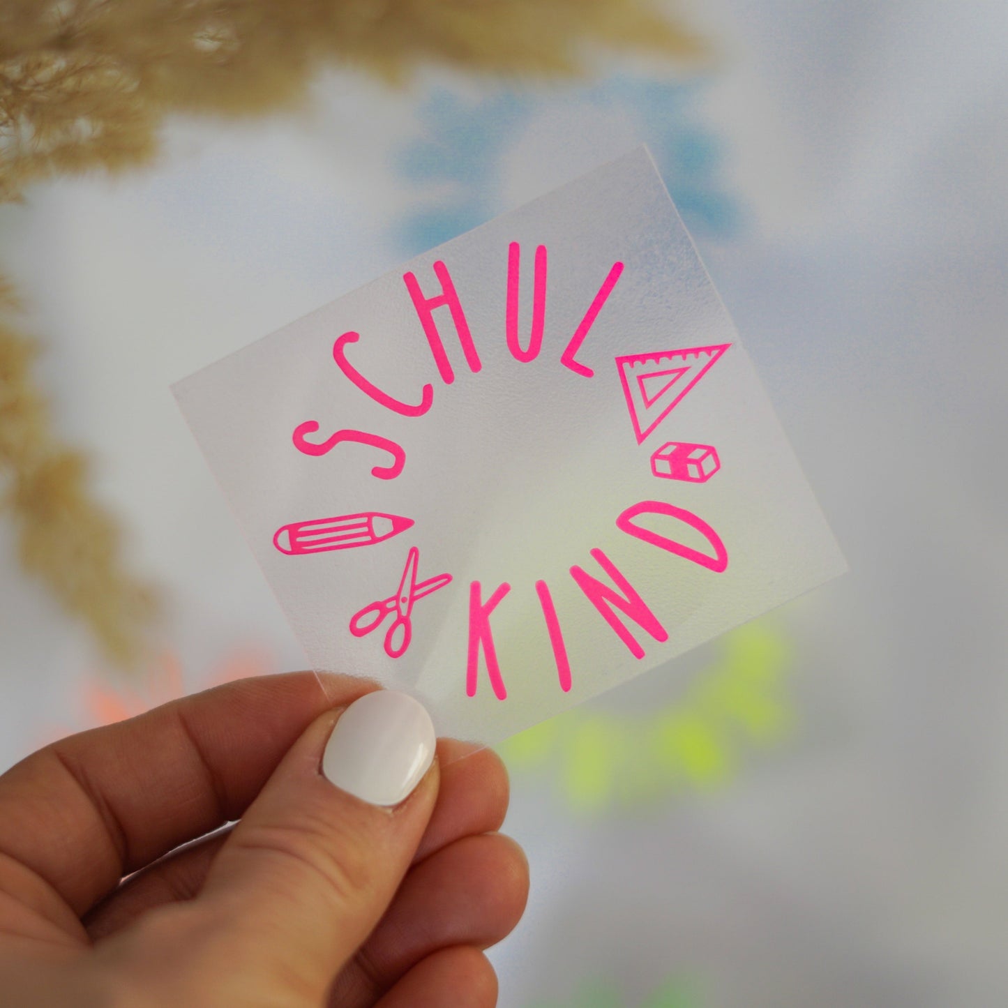 Handgemachtes Bügelbild „Schulkind“ mit bunten Schulutensilien wie Geodreieck, Stift und Radiergummi – ideal für den Schulstart.