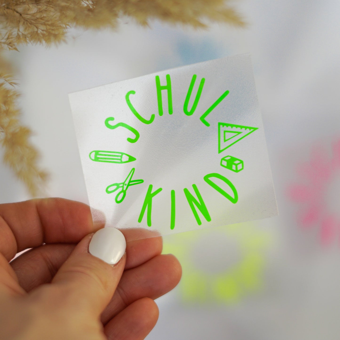 Handgemachtes Bügelbild „Schulkind“ mit bunten Schulutensilien wie Geodreieck, Stift und Radiergummi – ideal für den Schulstart.