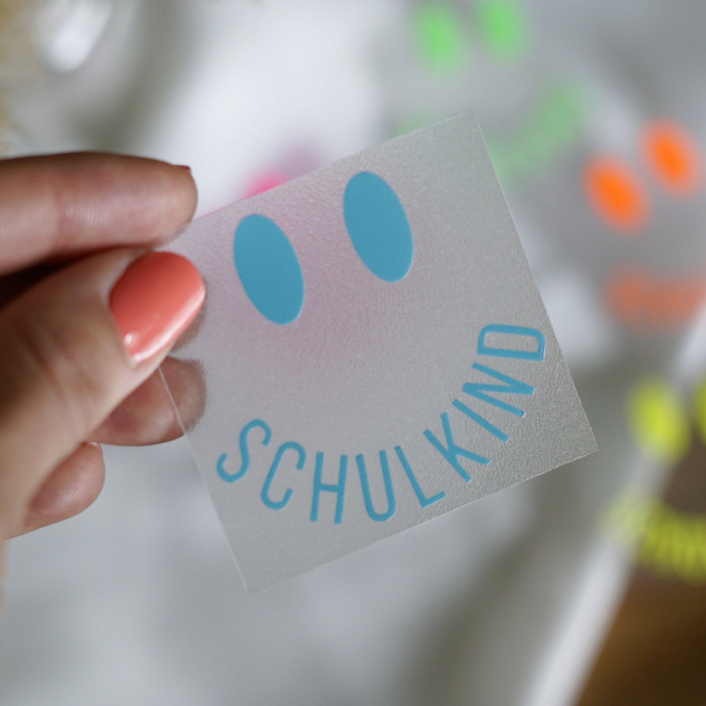 Neon Bügelbild – Schulkind mit Smile-Gesicht – Aufbügler für die Einschulung in Neon Pink, Gelb, Orange, Grün & Blau