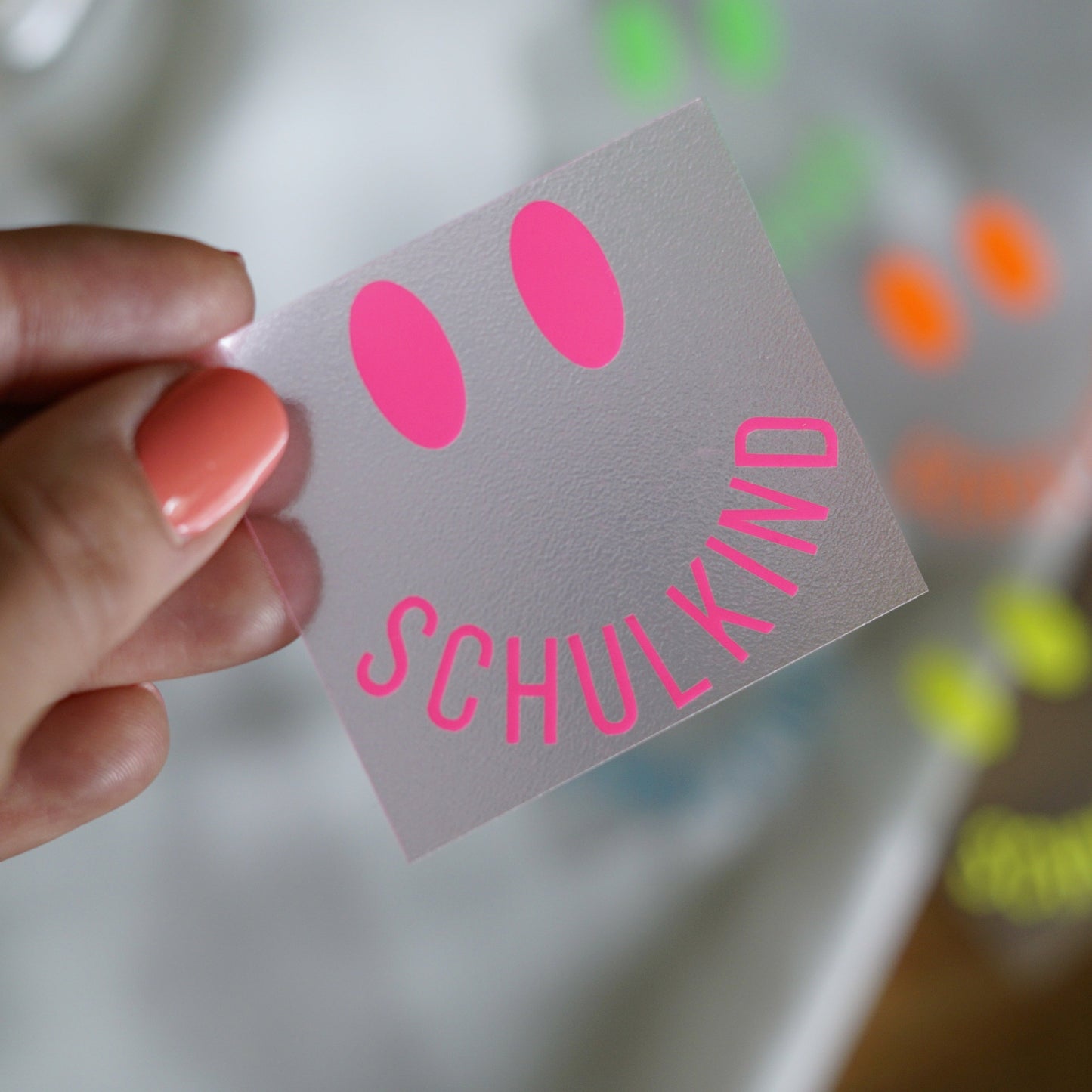 Neon Bügelbild – Schulkind mit Smile-Gesicht – Aufbügler für die Einschulung in Neon Pink, Gelb, Orange, Grün & Blau