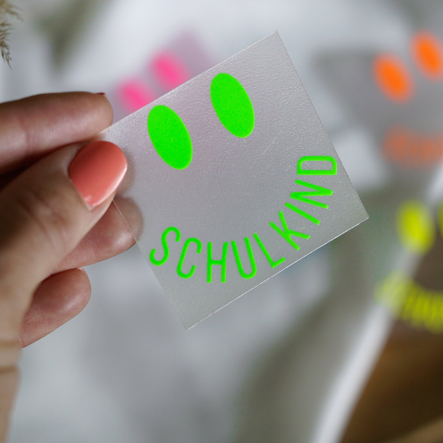Neon Bügelbild – Schulkind mit Smile-Gesicht – Aufbügler für die Einschulung in Neon Pink, Gelb, Orange, Grün & Blau