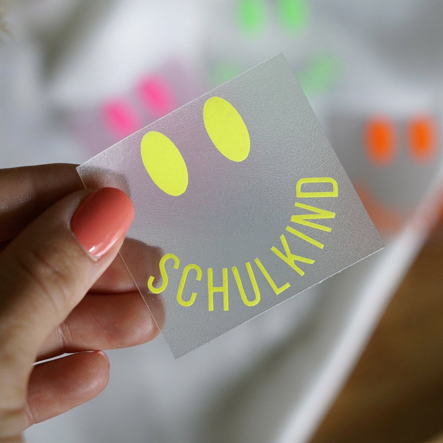 Neon Bügelbild – Schulkind mit Smile-Gesicht – Aufbügler für die Einschulung in Neon Pink, Gelb, Orange, Grün & Blau