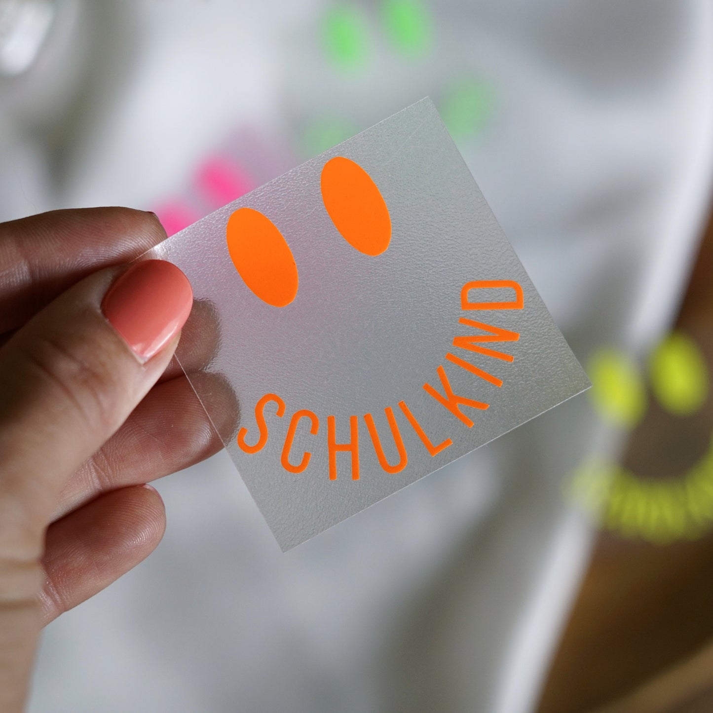 Neon Bügelbild – Schulkind mit Smile-Gesicht – Aufbügler für die Einschulung in Neon Pink, Gelb, Orange, Grün & Blau
