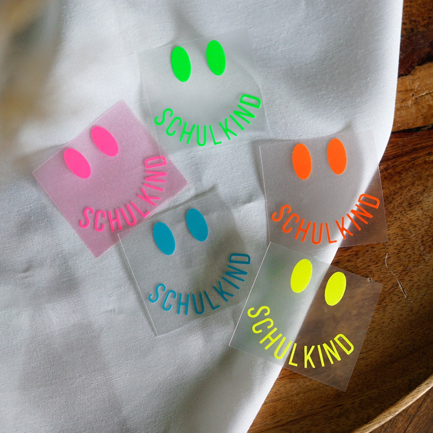 Neon Bügelbild – Schulkind mit Smile-Gesicht – Aufbügler für die Einschulung in Neon Pink, Gelb, Orange, Grün & Blau