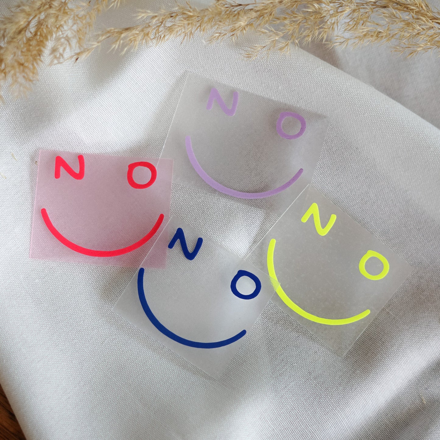 Handgemachtes buntes Bügelbild mit Happy Face „NO“ in Neon-Gelb, Neon-Pink, Blau & Flieder – Aufbügler für DIY-Mode & Upcycling