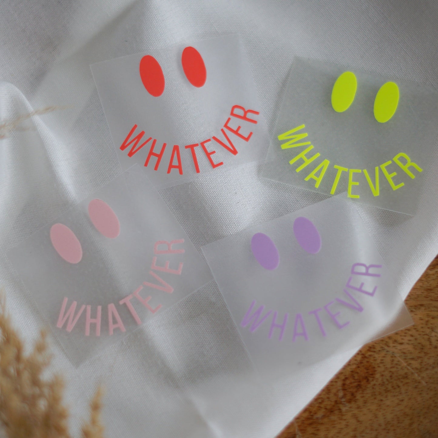 Handgemachtes buntes Bügelbild mit Happy Face „Whatever“ in Neon-Gelb, Hibiskus, Flieder & Hellrosa – Iron-On Patch für DIY-Mode & Upcycling