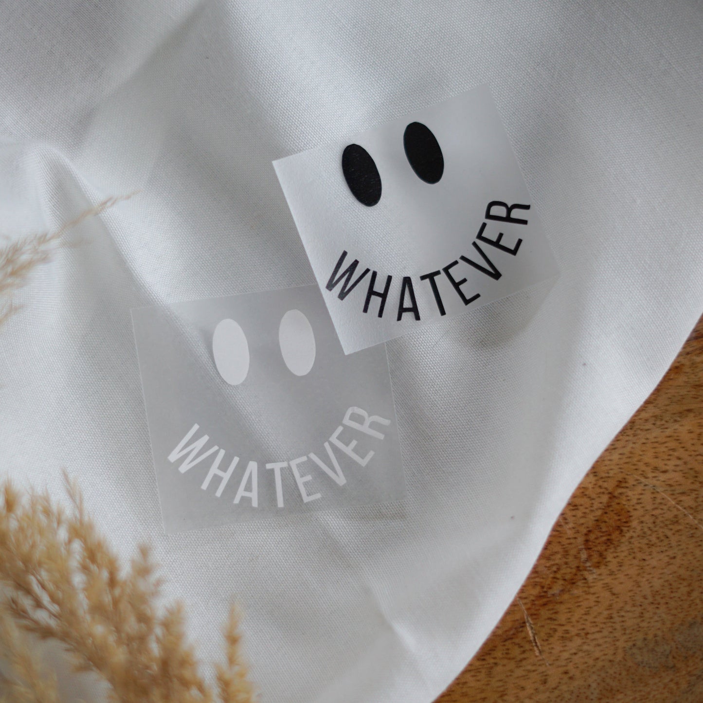 Handgemachtes Bügelbild mit Smiley und "Whatever"-Schriftzug in Schwarz-Weiß, ideal für Hoodies, Shirts & DIY-Mode.