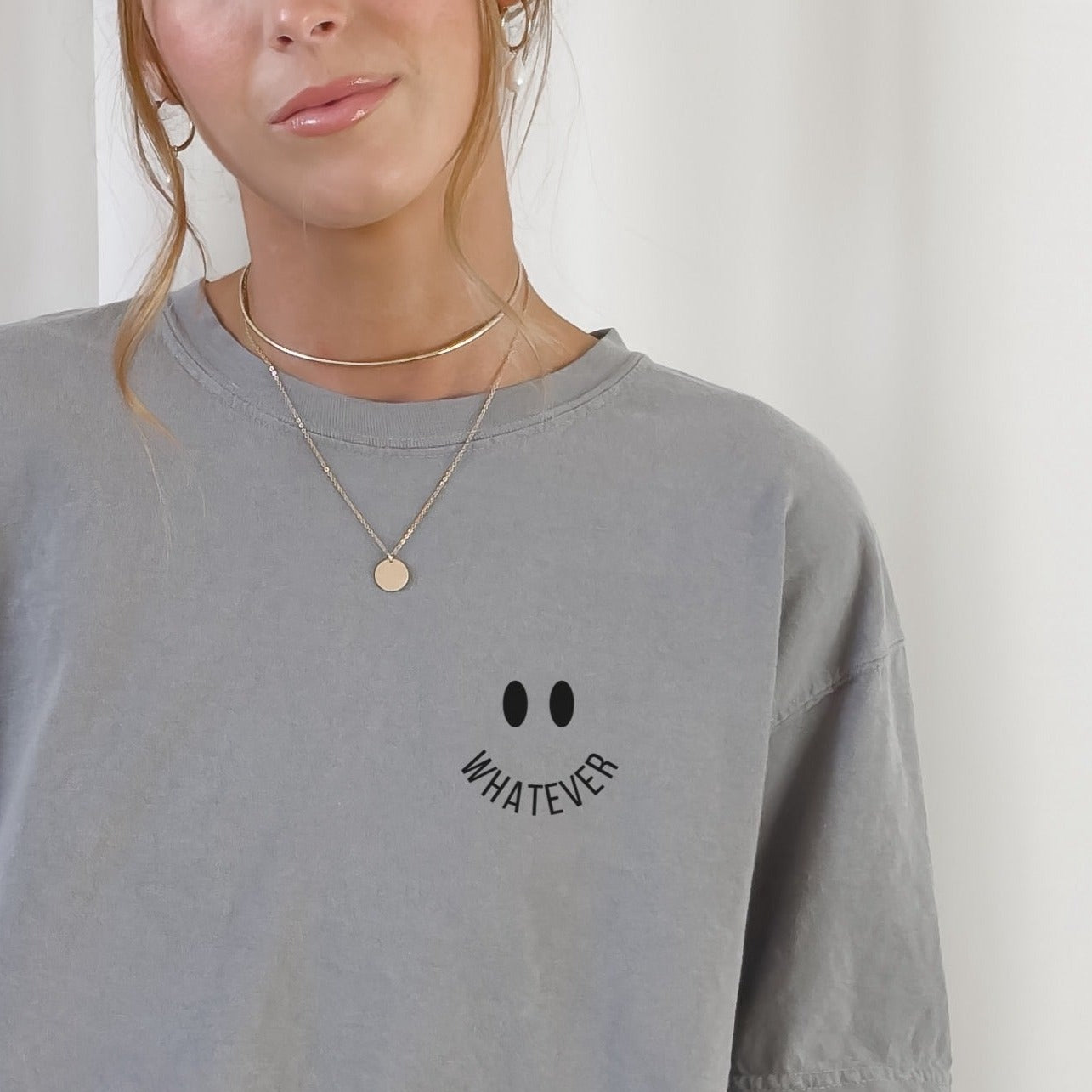 Handgemachtes Bügelbild mit Smiley und "Whatever"-Schriftzug in Schwarz-Weiß, ideal für Hoodies, Shirts & DIY-Mode.