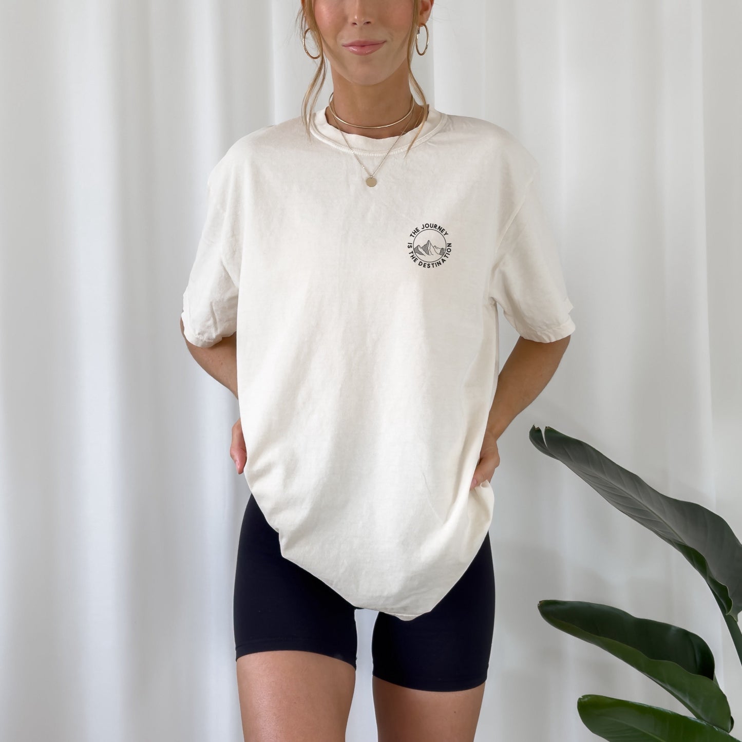 Handgemachtes Bügelbild mit dem Schriftzug "The Journey is the Destination" und Bergmotiv im Vintage-Stil auf einem T-Shirt