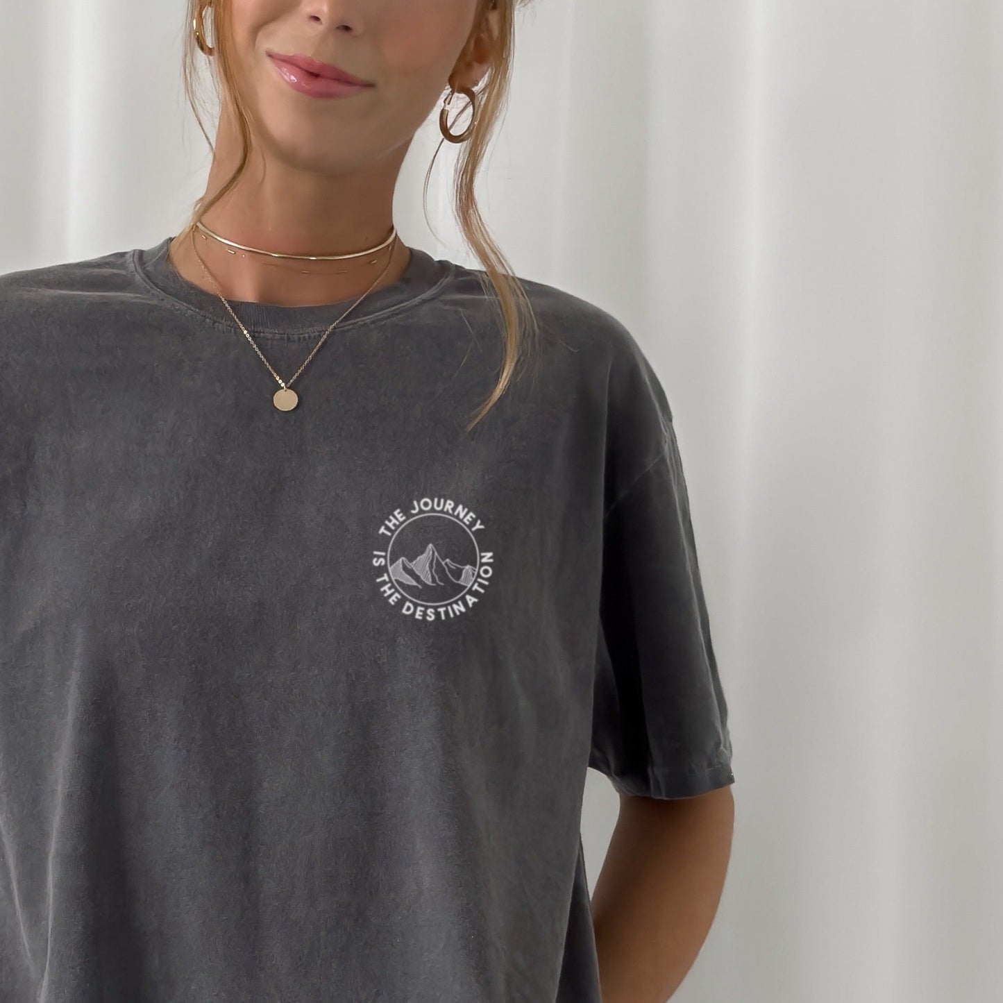 Handgemachtes Bügelbild mit dem Schriftzug "The Journey is the Destination" und Bergmotiv im Vintage-Stil auf einem T-Shirt