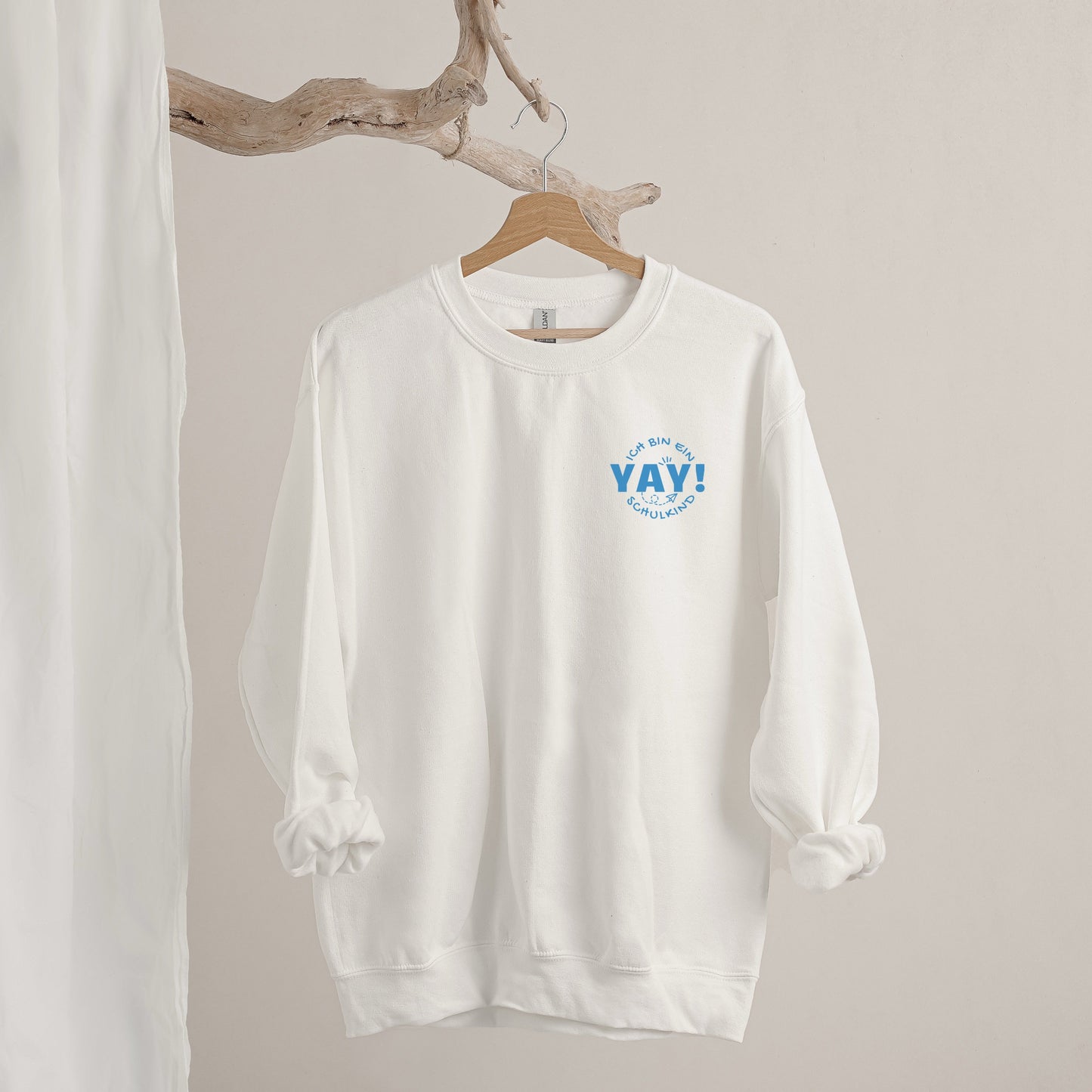 Handgemachtes Bügelbild „Yay, ich bin ein Schulkind“ mit bunten Neonfarben – ideal für die Einschulung und den Schulstart, einfach aufbügelbar.
