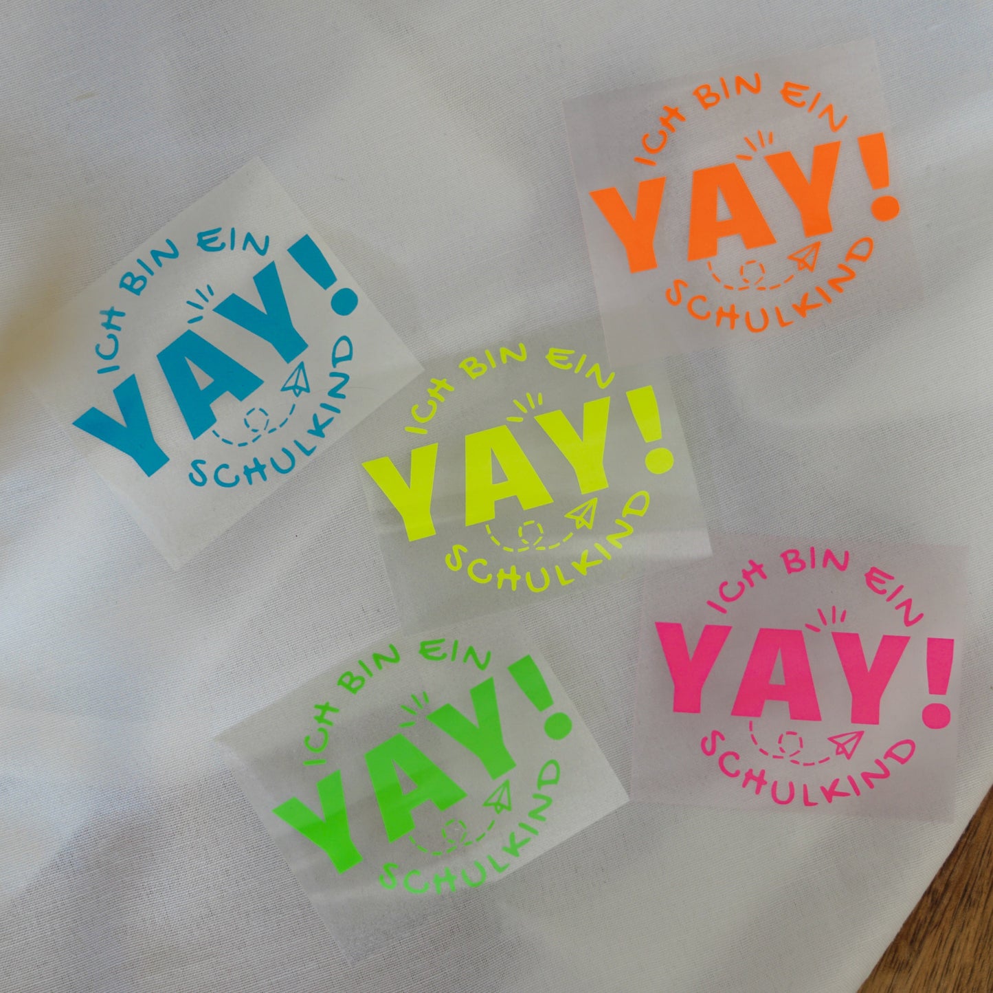 Handgemachtes Bügelbild „Yay, ich bin ein Schulkind“ mit bunten Neonfarben – ideal für die Einschulung und den Schulstart, einfach aufbügelbar.