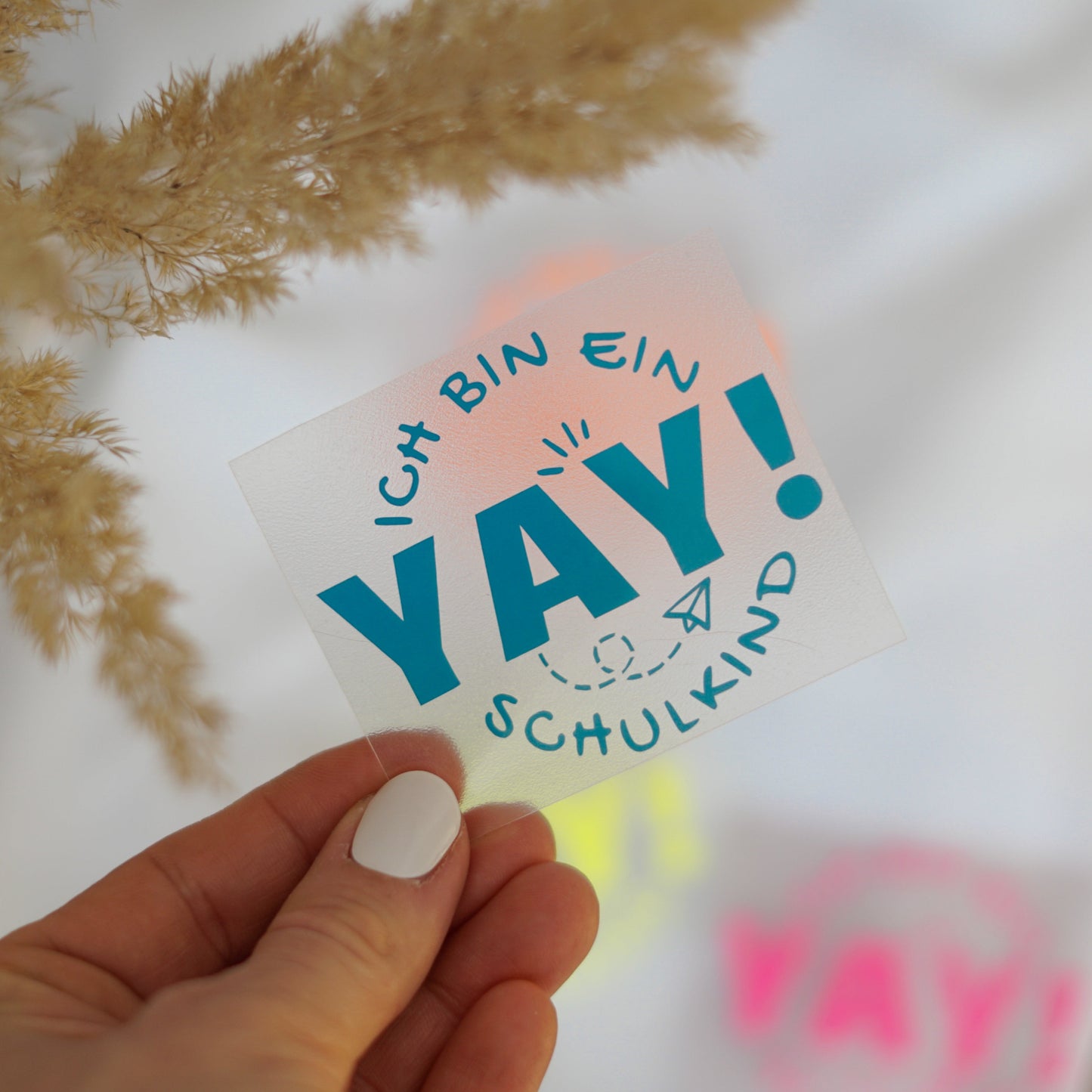 Handgemachtes Bügelbild „Yay, ich bin ein Schulkind“ mit bunten Neonfarben – ideal für die Einschulung und den Schulstart, einfach aufbügelbar.