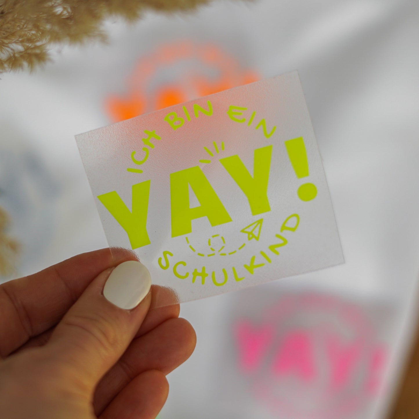Handgemachtes Bügelbild „Yay, ich bin ein Schulkind“ mit bunten Neonfarben – ideal für die Einschulung und den Schulstart, einfach aufbügelbar.
