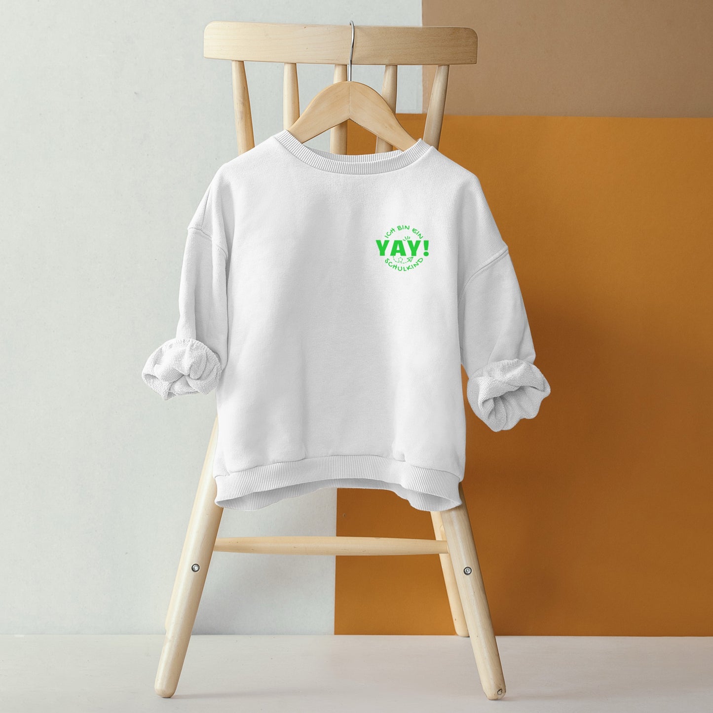 Handgemachtes Bügelbild „Yay, ich bin ein Schulkind“ mit bunten Neonfarben – ideal für die Einschulung und den Schulstart, einfach aufbügelbar.