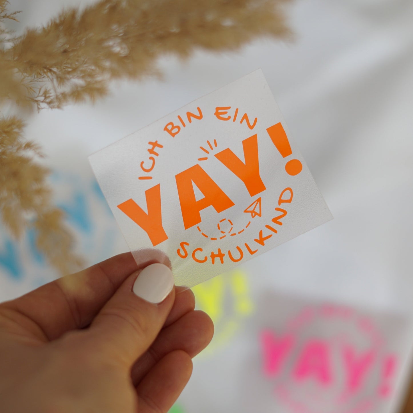 Handgemachtes Bügelbild „Yay, ich bin ein Schulkind“ mit bunten Neonfarben – ideal für die Einschulung und den Schulstart, einfach aufbügelbar.