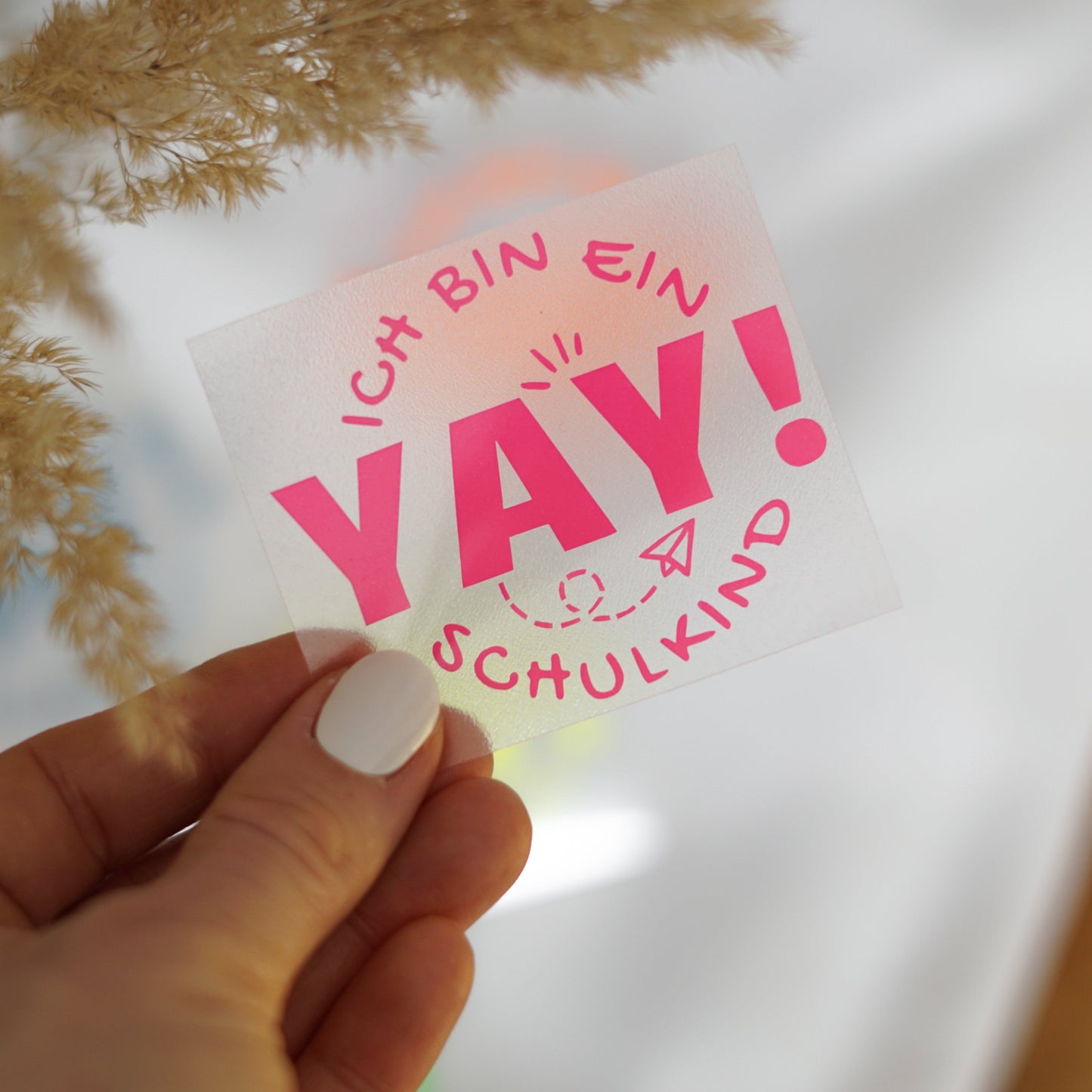 Handgemachtes Bügelbild „Yay, ich bin ein Schulkind“ mit bunten Neonfarben – ideal für die Einschulung und den Schulstart, einfach aufbügelbar.