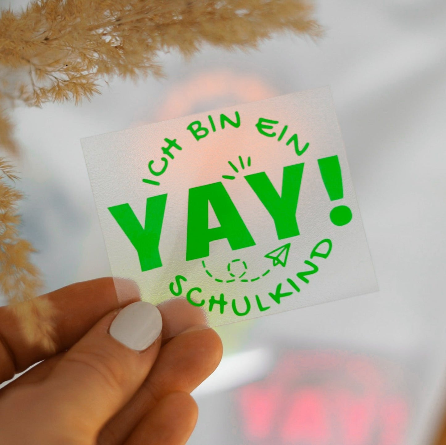 Handgemachtes Bügelbild „Yay, ich bin ein Schulkind“ mit bunten Neonfarben – ideal für die Einschulung und den Schulstart, einfach aufbügelbar.