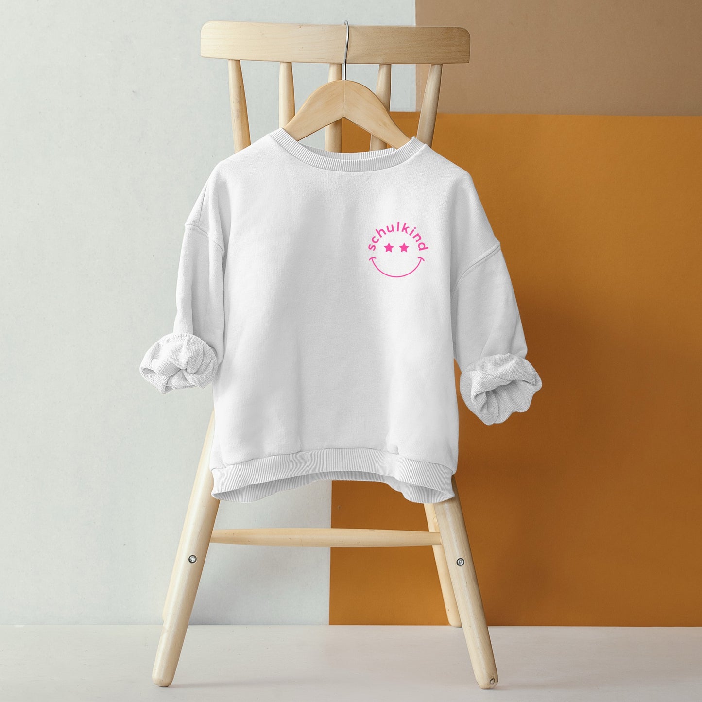 Digitale Plotterdatei „Schulkind Smiley-Gesicht“ – fröhliches Design für den Schulanfang 2025. Ideal für T-Shirts, Taschen und Schulzubehör zur Einschulung.