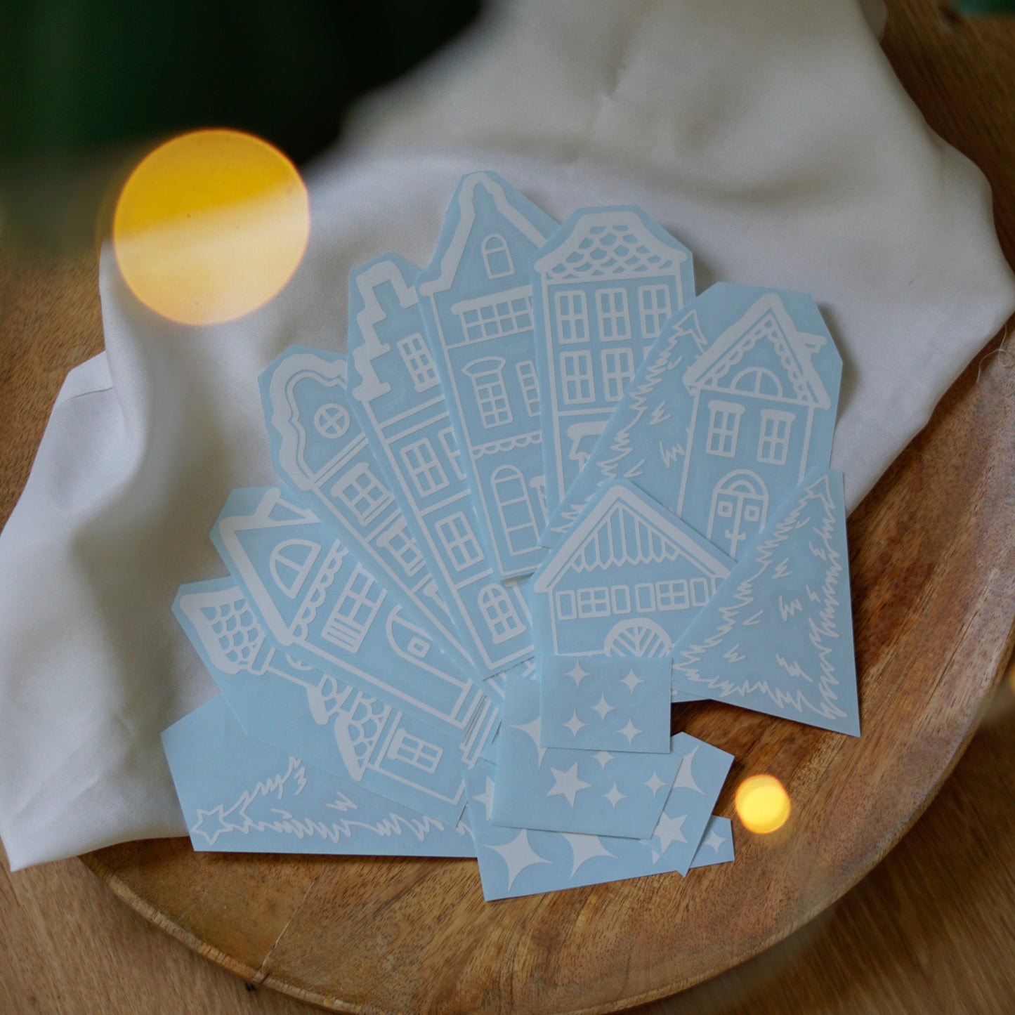 Fenstersticker Winterlandschaft 72 cm – Weihnachtsdeko Fensterbild mit Häusern, Tannen & Sternen. Skandinavische Winter Fensterdeko Weihnachten.