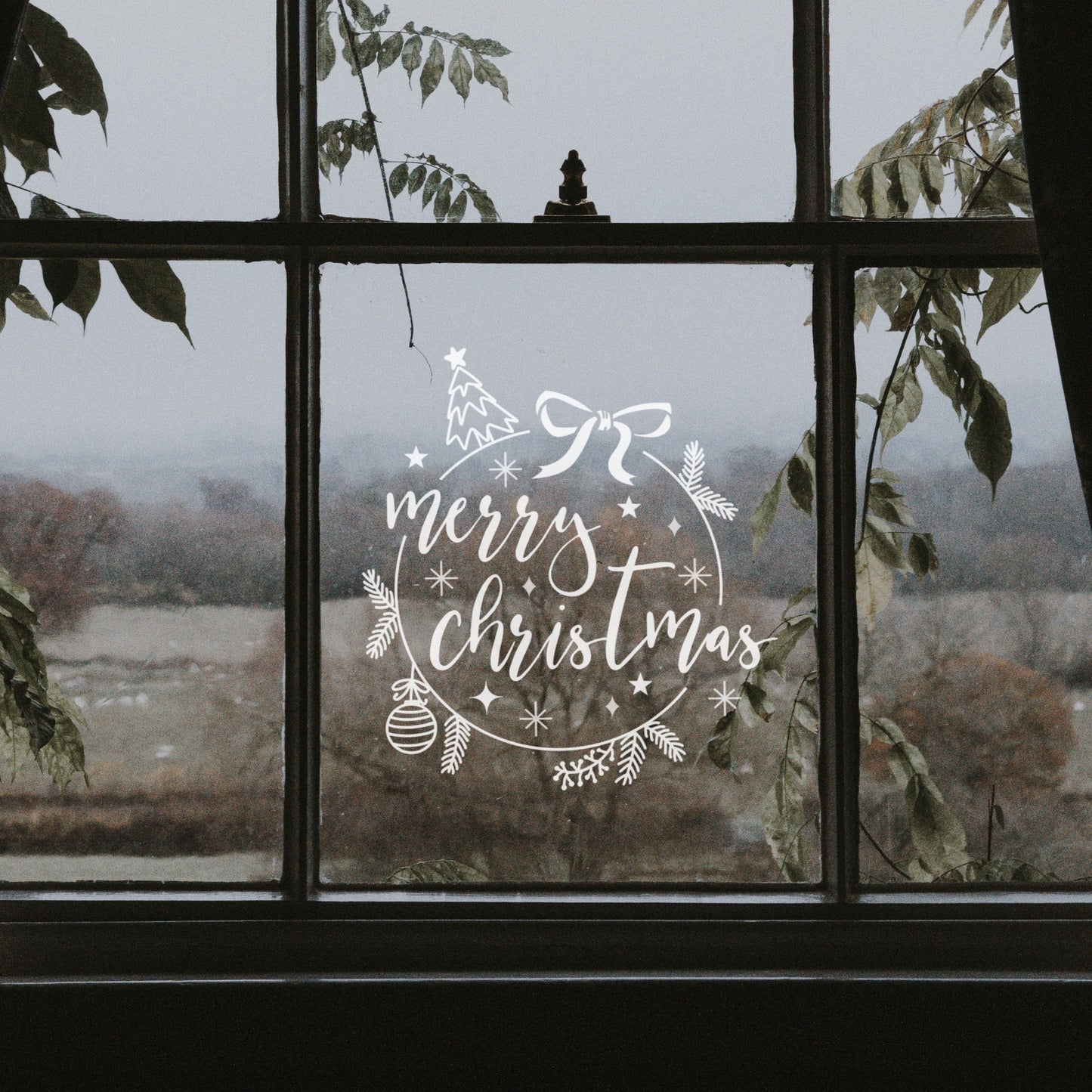 Merry Christmas Plotterdatei SVG mit Tannenbaum, Christbaumkugel, Schleife und Tannenzweigen auf weihnachtlichem Kissen