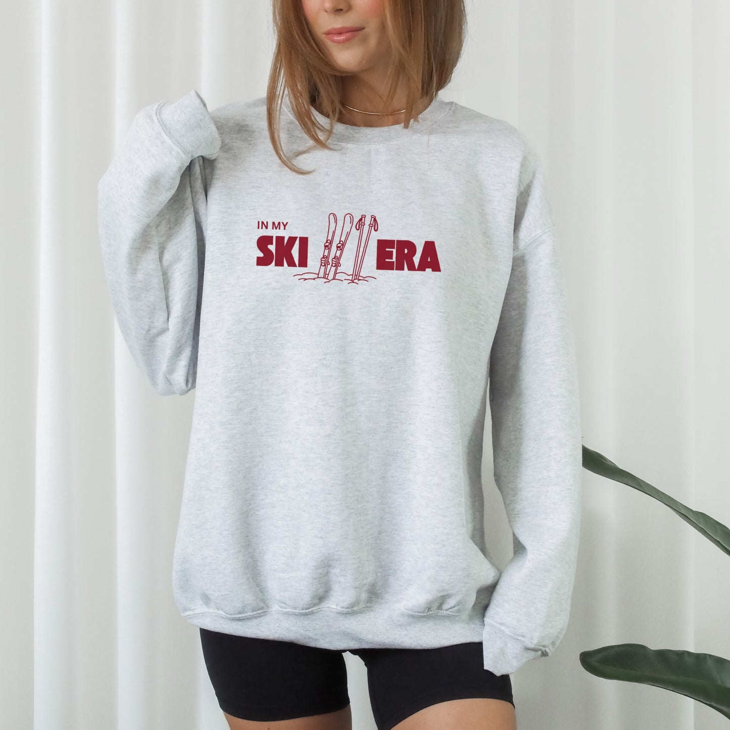 Minimalistischer Backprint mit Schriftzug „In my ski era“ – modernes Ski Plotterdesign für Winter-Shirts und Hoodies. Dezenter Frontprint „In my ski era“ – minimalistische Plotterdatei für Ski- und Winter-Styles