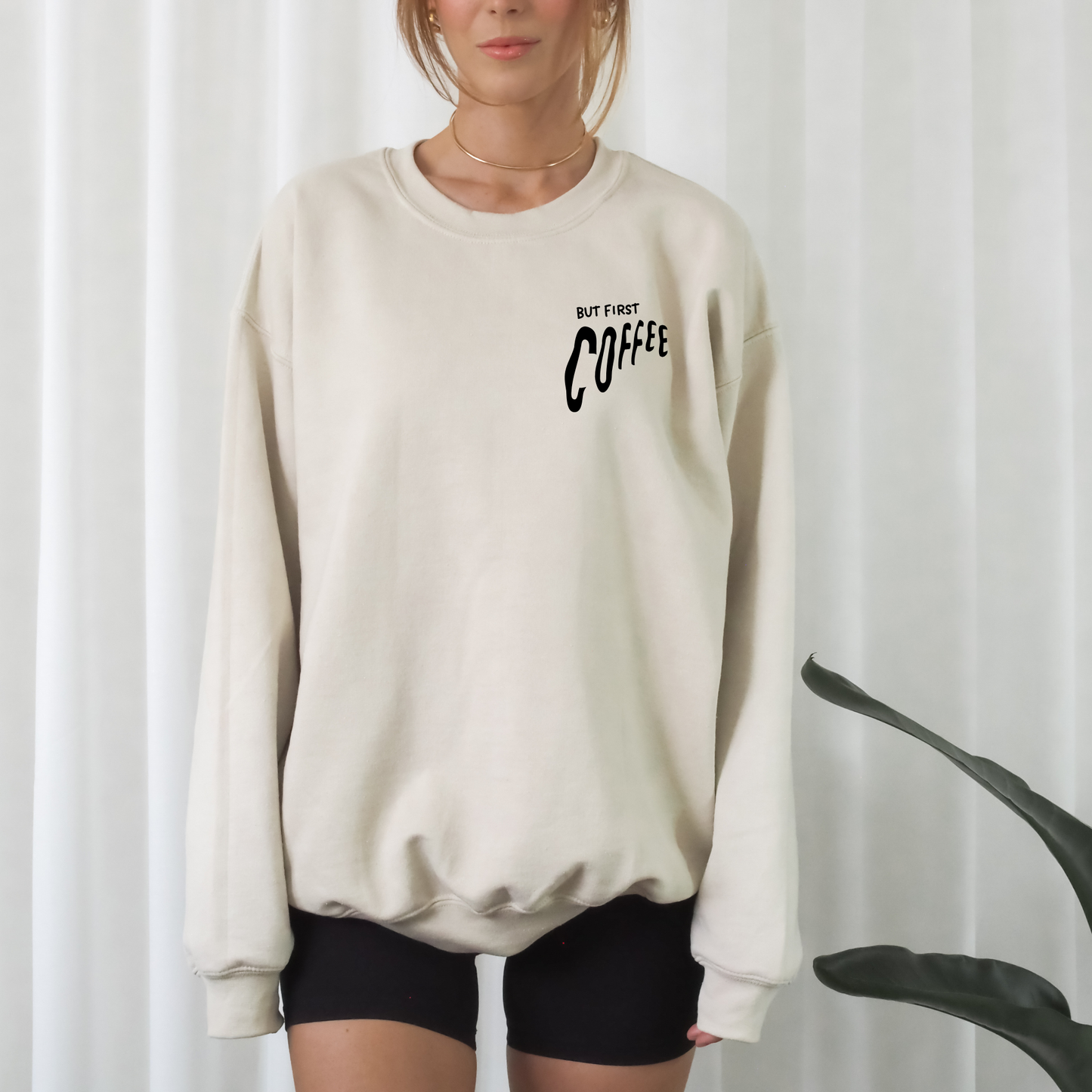 Plotterdatei „But First Coffee“ mit Line-Art Illustration einer Frau mit Kaffeetasse und Schriftzug „Coffee Lover Club“