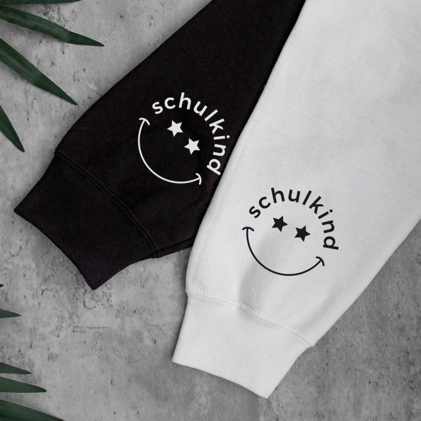 Digitale Plotterdatei „Schulkind Smiley-Gesicht“ – fröhliches Design für den Schulanfang 2025. Ideal für T-Shirts, Taschen und Schulzubehör zur Einschulung.