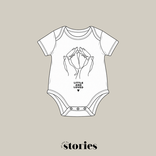 Digitale Plotterdatei „Little and Loved“ – Line Art Design mit den Händen der Mutter, die die Füße ihres Babys halten. Perfekt für Geburtsgeschenke und personalisierte Babyartikel.