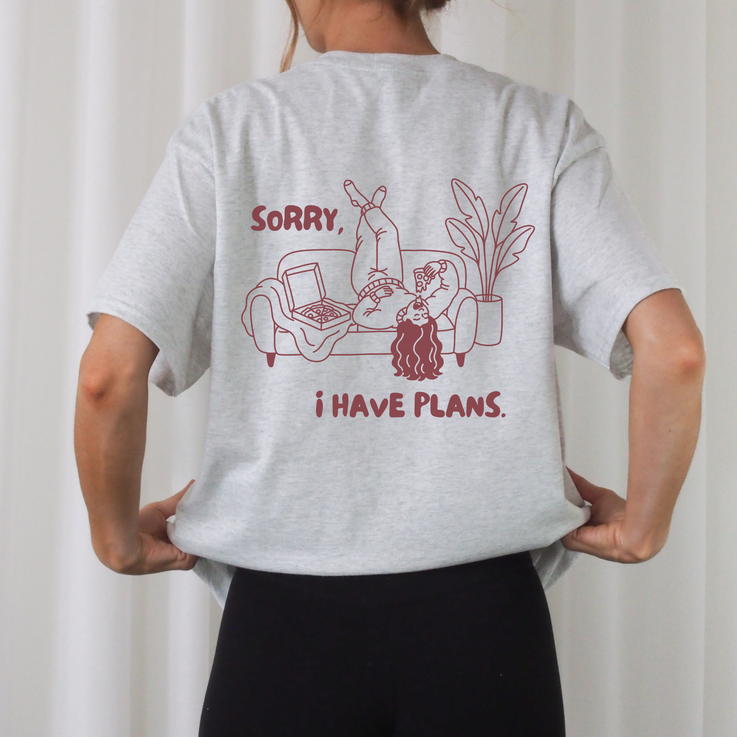 Plotterdatei „Sorry I Have Plans“ mit Frau auf Couch, Pizza und passendem Pizzakarton als Front- & Backprint, Cozy Design, SVG DXF PNG