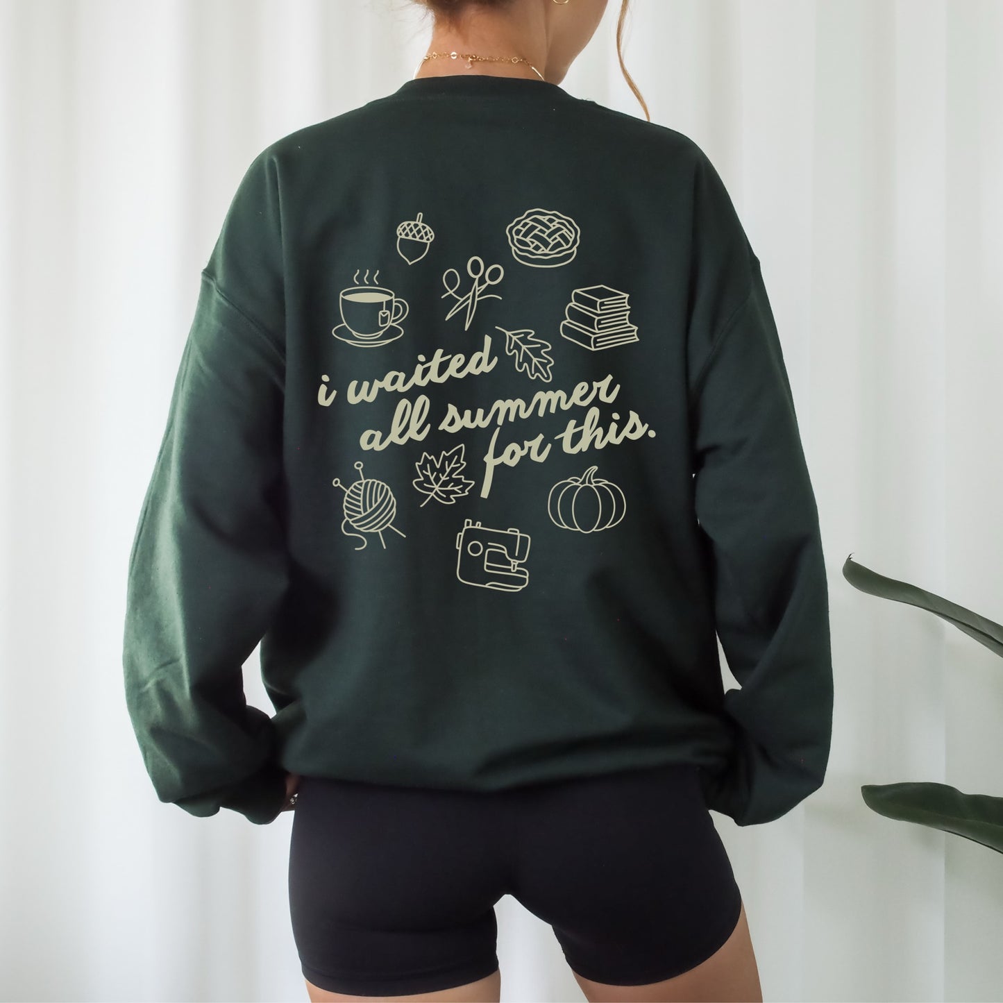 Herbstliche Plotterdatei „I waited all summer for this“ mit Kürbis, Blättern, Strick, Nähmaschine & Kaffee im Line Art Stil – SVG DXF PNG