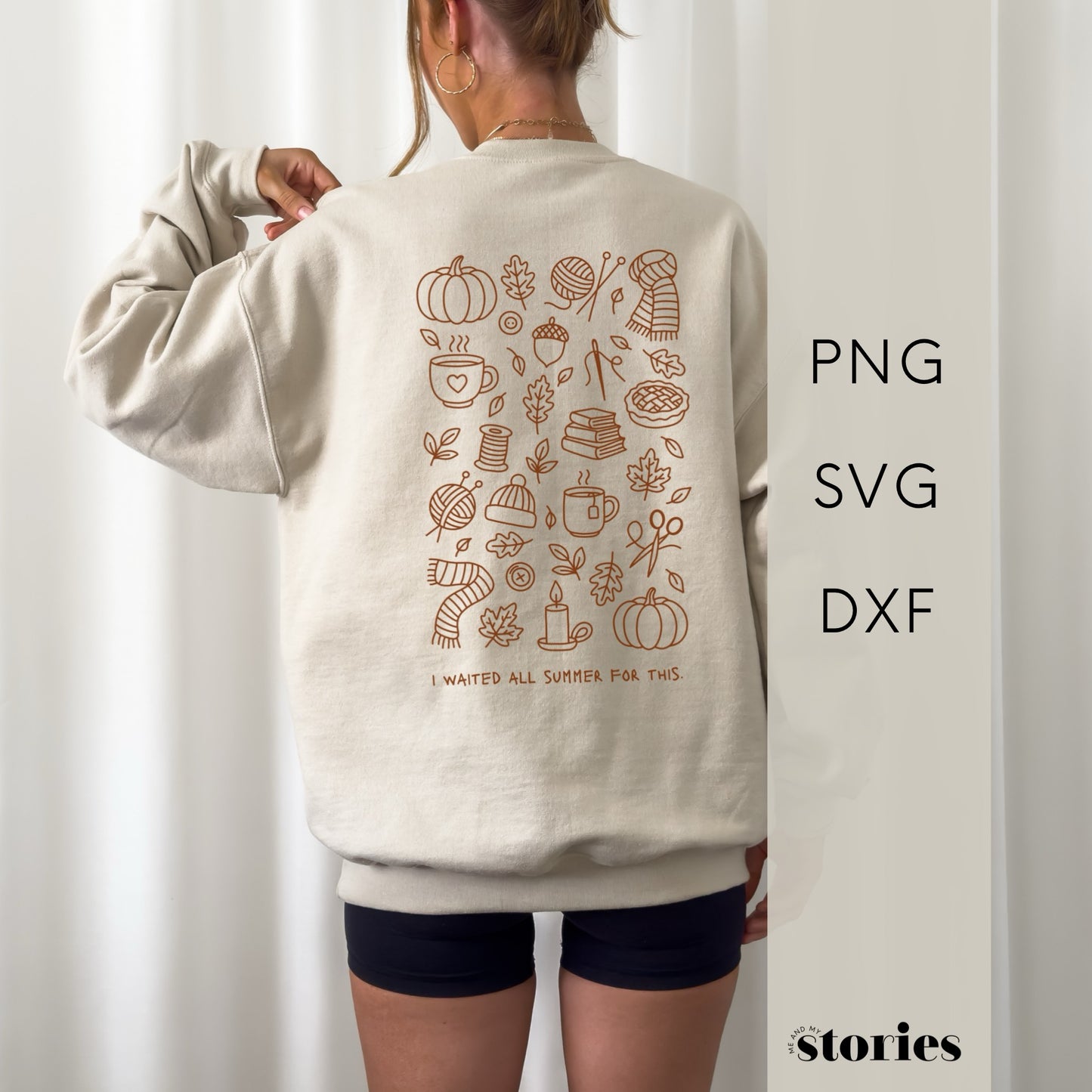Herbstliche Plotterdatei „I waited all summer for this“ mit Kürbis, Blättern, Kerze, Strick & Kaffee im Line Art Stil – SVG DXF PNG