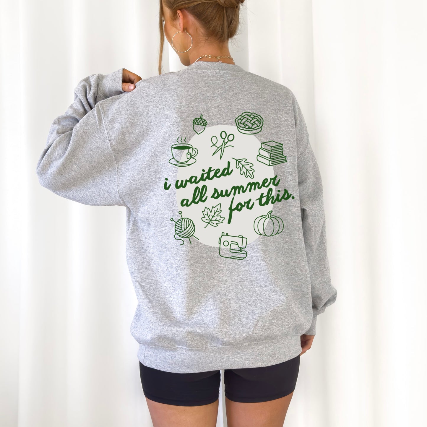Herbstliche Plotterdatei „I waited all summer for this“ mit Kürbis, Blättern, Strick, Nähmaschine & Kaffee im Line Art Stil – SVG DXF PNG