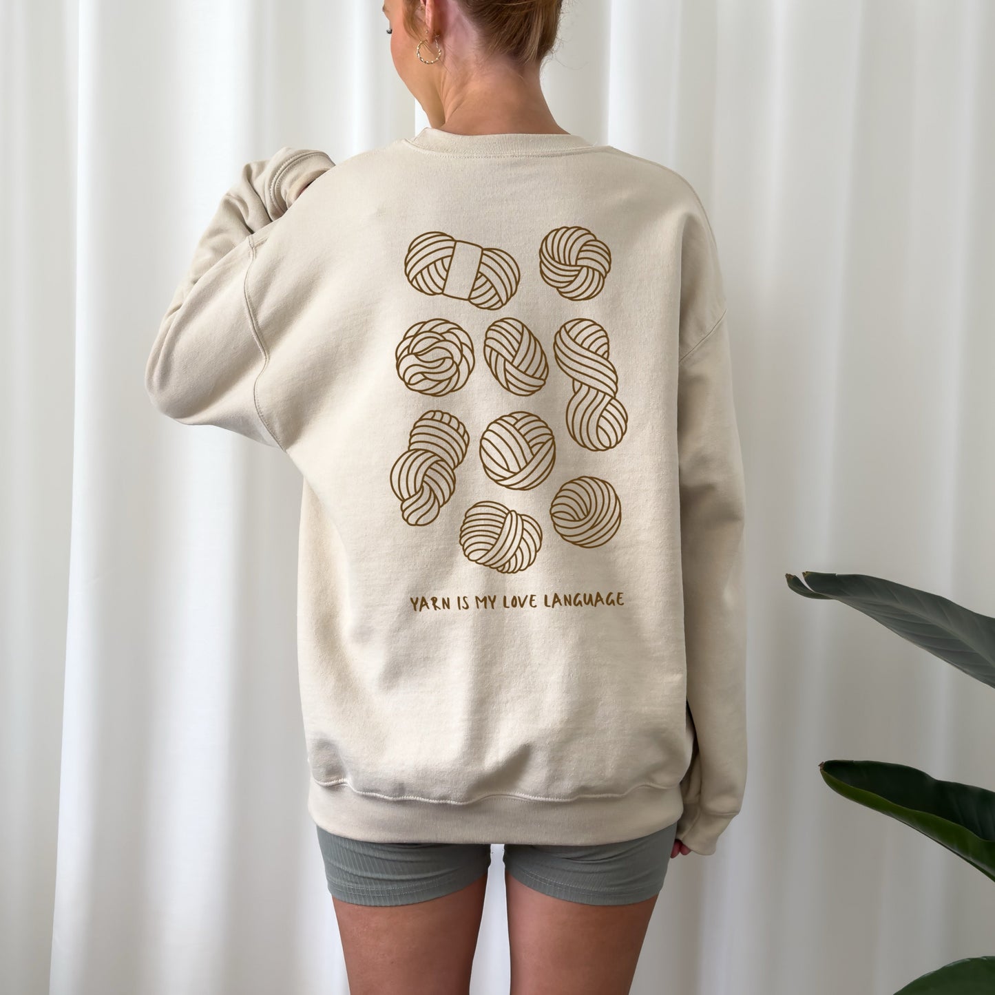 Plotterdatei Yarn is my Love Language – Vorderprint mit Statement-Spruch im Line Art Stil, perfekt für alle Strickbegeisterten.